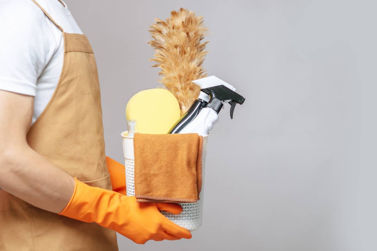 https://www.livebluatlantic.com/blog/admin/uploads/2023/side-view-close-up-hand-young-man-apron-rubber-gloves-holding-basket-cleaning-equipment-feather-duster-spray-bottle-sponge-cloth-wiping-basket_cleaning_tools.jpg
